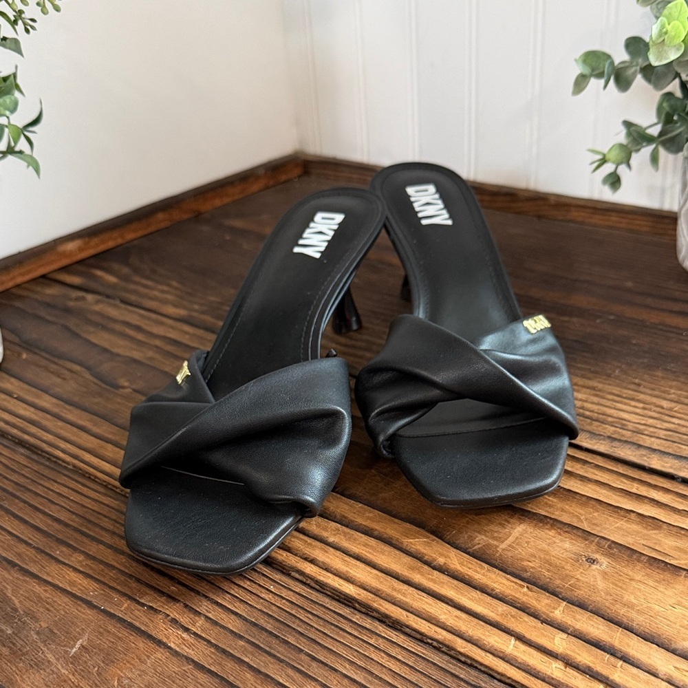 New DKNY Jolaine Black Kitten Heel Slide Sandals